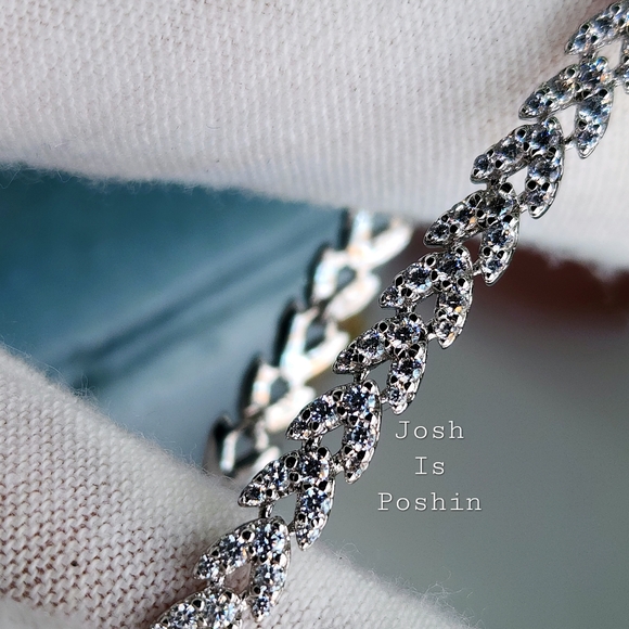 5CTW V-Link diamond tennis bracelet in 925 sterling silver - Picture 7 of 12